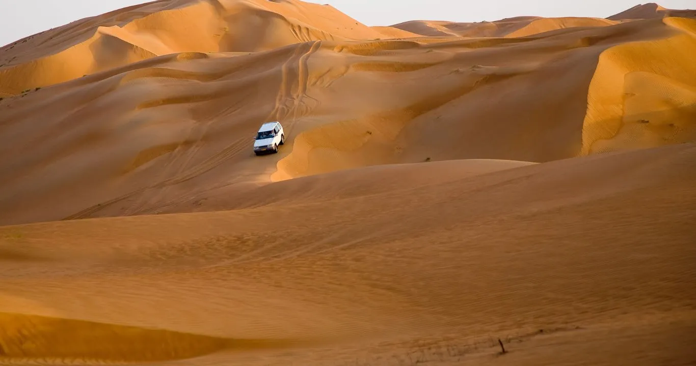 Choosing track Driving On Sand Oman Choosing track Driving On Sand Oman